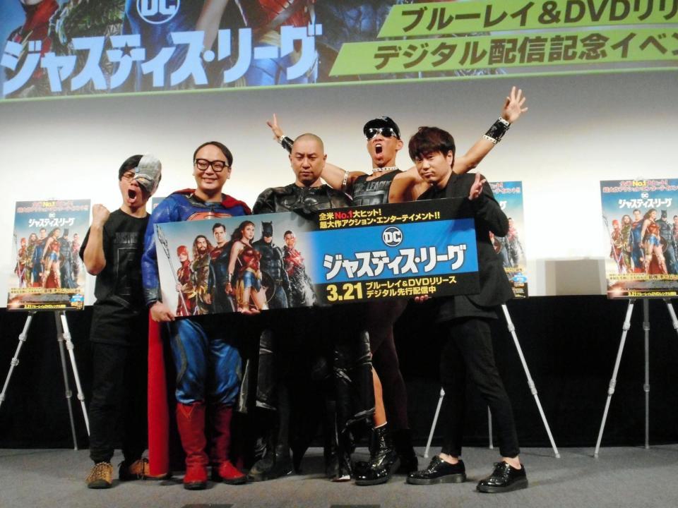 「ジャスティス・リーグ」のイベントに参加した（左から）バッファロー吾郎・竹若元博、トレンディエンジェル・たかし、レイザーラモンＲＧ、レイザーラモンＨＧ、二丁拳銃・川谷修士＝東京・汐留