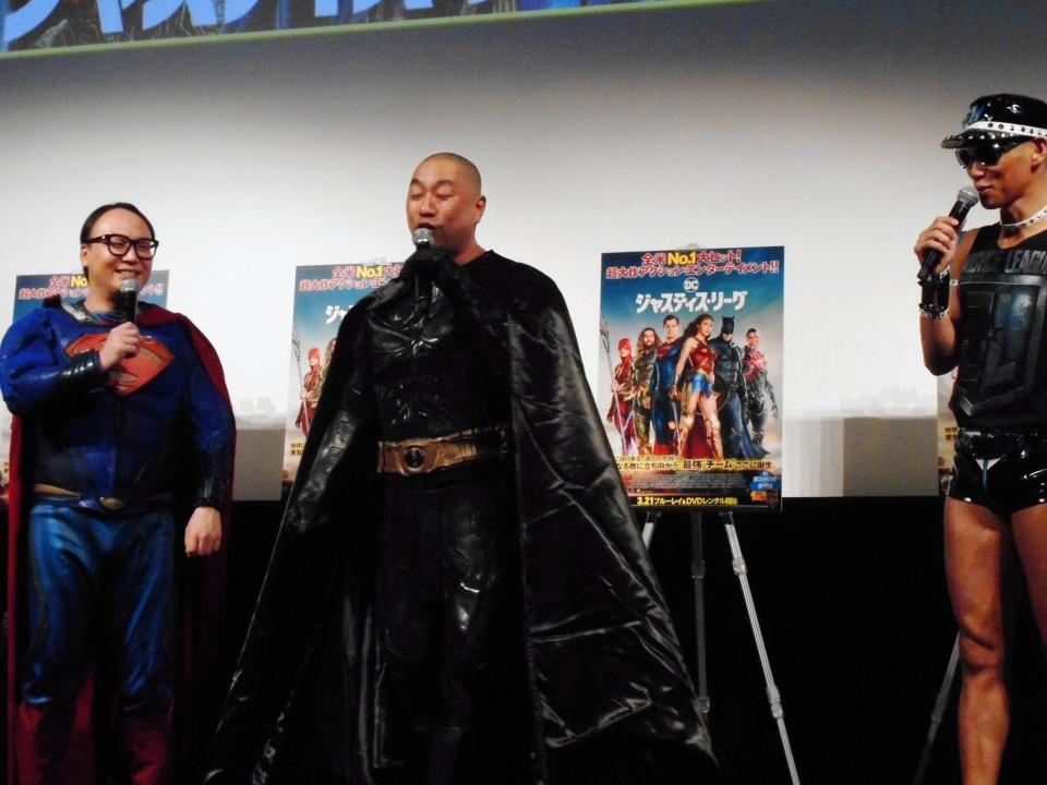 バットマンあるあるを披露したＲＧ（中央。左はトレンディエンジェル・たかし、右はＨＧ）＝東京・汐留