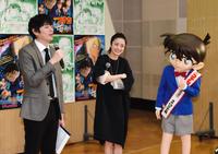 公開アフレコを行う博多大吉（左端）、（右から）江戸川コナン、上戸彩＝東京・アバコクリエイティブスタジオ（撮影・開出牧）