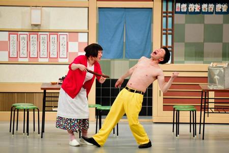 全国ツアーの初日で吉田裕との乳首ドリルを披露したすっちー（左）＝広島市