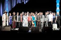 一青窈（左から１１人目）の１５周年記念ライブに集まった岸谷香（同９人目）ら＝東京国際フォーラム