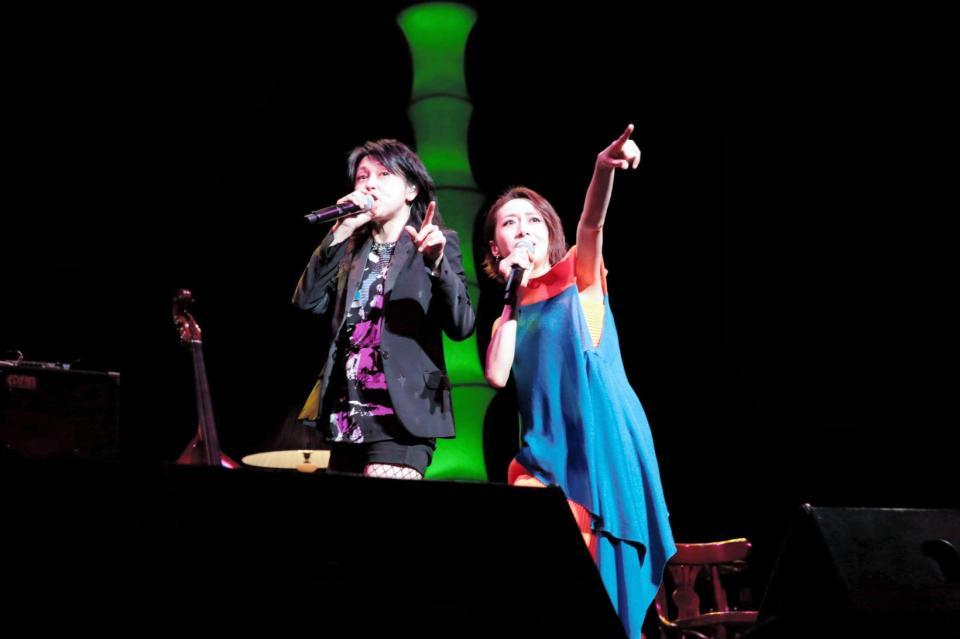 １５周年記念ライブで岸谷香（左）とコラボする一青窈＝東京国際フォーラム