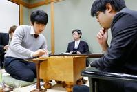 将棋の王座戦２次予選の決勝で、元竜王の糸谷哲郎八段（右）を破った藤井聡太六段＝大阪市の関西将棋会館