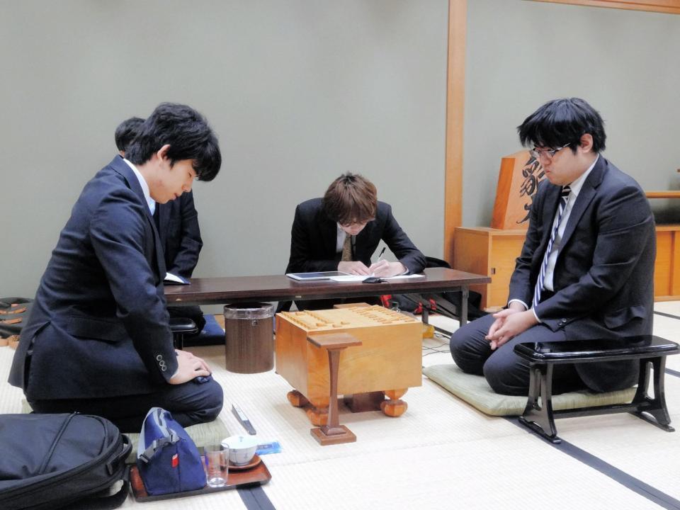 対局を行った藤井聡太六段（左）と糸谷哲郎八段＝関西将棋会館