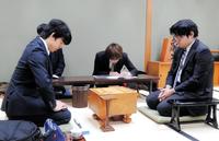 対局を行った藤井聡太六段（左）と糸谷哲郎八段＝関西将棋会館