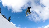 アメリカで山でのスノーボードを行った野村周平 ©Ａｍｕｓｅ／アブリオ