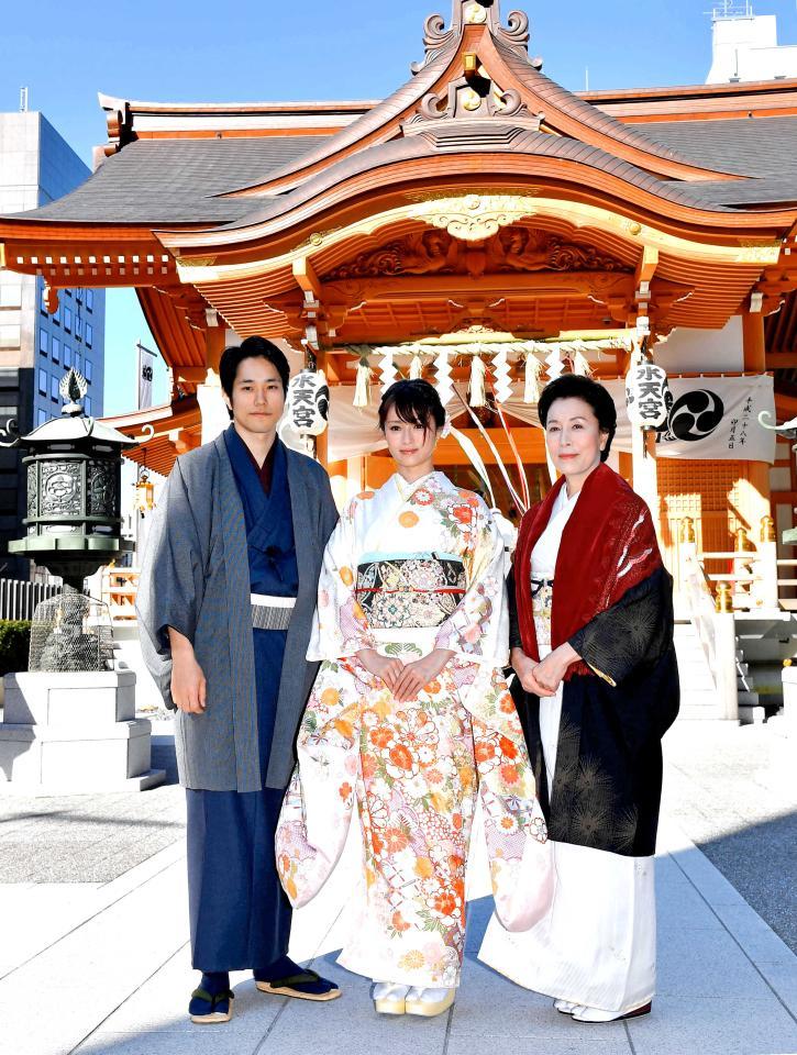 ヒット祈願での（左から）松山ケンイチ、深田恭子、高畑淳子（今年１月、水天宮）