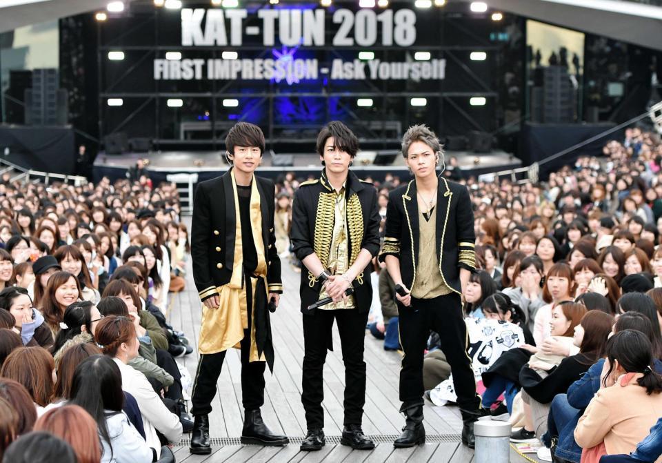 ファンの前でポーズをとるＫＡＴ-ＴＵＮ（左から）中丸雄一、亀梨和也、上田竜也＝横浜港大さん橋国際客船ターミナル（撮影・西岡正）　