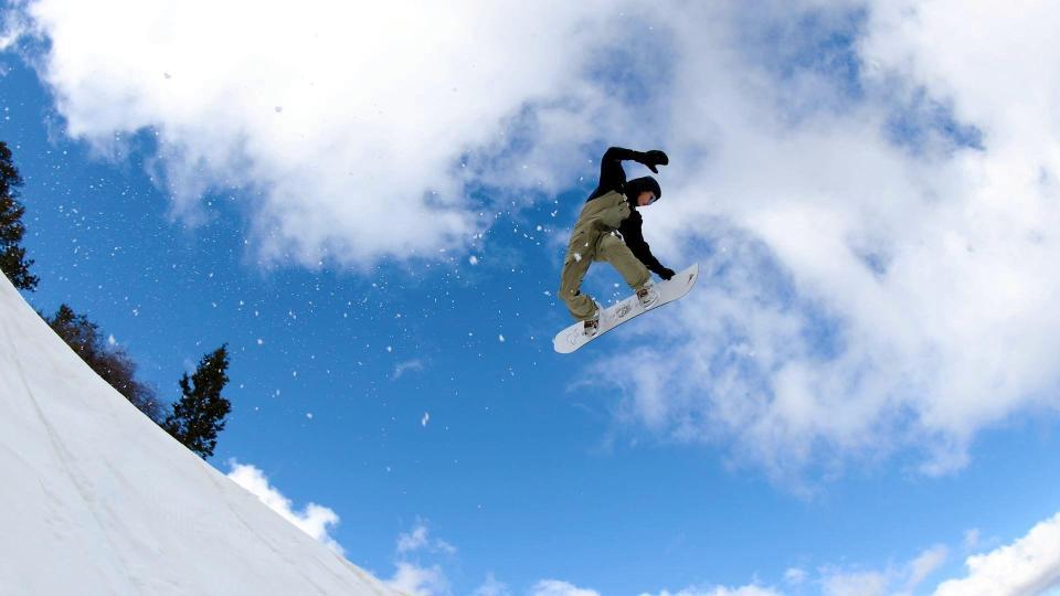 アメリカで山でのスノーボードを行った野村周平 ©Ａｍｕｓｅ／アブリオ