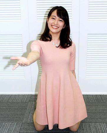 　ＣＭのポーズを再現？する朝倉未菜