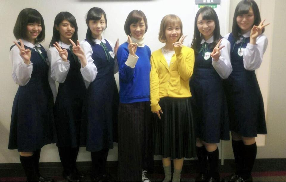 避難訓練コンサートで花＊花のおのまきこ（左から４人目）、こじまいづみ（同５人目）と共演したＫＯＢｅｒｒｉｅＳ♪の（左から）花城沙弥、岡野春香、大出姫花、森島みなみ、黒谷真琴＝神戸市の神戸国際会館