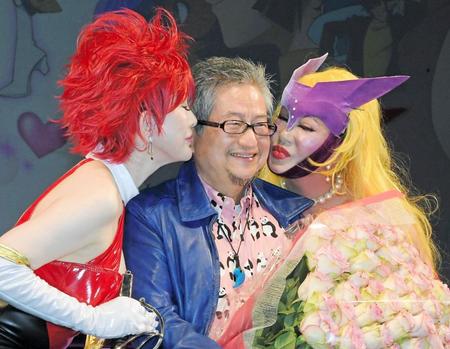 永井豪氏（中央）にキスをするキューティーハニーにふんした叶美香（左）とシスタージルにふんした叶恭子