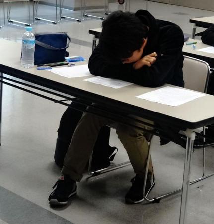 詰将棋の問題を考える藤井聡太六段＝名古屋市内