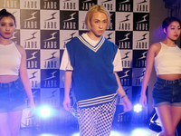 人前では初めてだというダンスを披露するりゅうちぇる（中央）＝都内