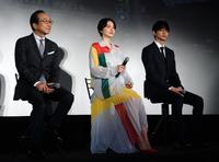 舞台あいさつに登場した（左から）小日向文世、長澤まさみ、東出昌大＝東京・ユナイテッド・シネマ　アクアシティお台場（撮影・開出牧）
