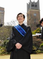 早大の大学院を卒業し、笑顔を見せるＥＸＩＬＥのＴＥＴＳＵＹＡ＝東京都新宿区の早稲田大学（撮影・出月俊成）