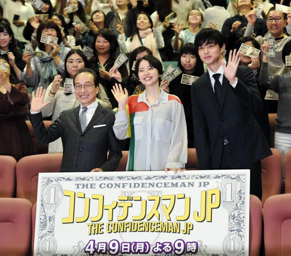 舞台あいさつを行った（左から）小日向文世、長澤まさみ、東出昌大＝東京・ユナイテッド・シネマ　アクアシティお台場（撮影・開出牧）