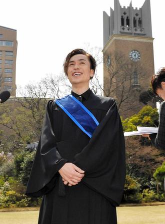 　早大の大学院を卒業し、笑顔を見せるＥＸＩＬＥのＴＥＴＳＵＹＡ＝東京都新宿区の早稲田大学