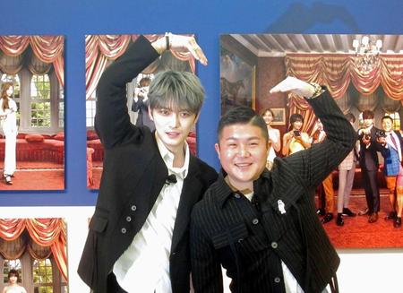 　写真展の開催を迎え会見したジェジュン（左）とチョ・セホ＝都内