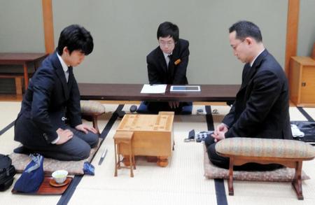 井上慶太九段と対局した藤井聡太六段（左）＝関西将棋会館