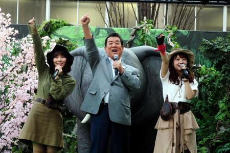 「マジジュマンジ」とかけ声を上げる加山雄三（中央）。左は乃木坂４６の川後陽菜、右は斉藤優里