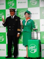 機長姿の高橋英樹（左）とＣＡ姿の娘・高橋真麻＝東京・丸の内