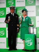 機長姿の高橋英樹（左）とＣＡ姿の娘・高橋真麻＝東京・丸の内