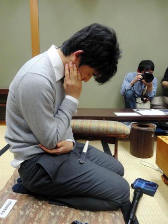 対局に敗れた藤井聡太六段＝関西将棋会館