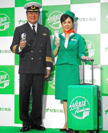 　機長姿の高橋英樹（左）とＣＡ姿の真麻＝東京・丸の内