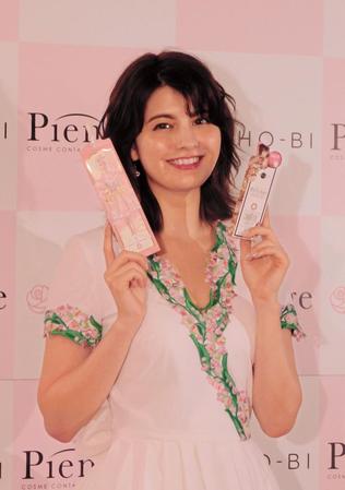 バービーをイメージした衣装で登場したマギー＝東京・南青山のライトボックススタジオ