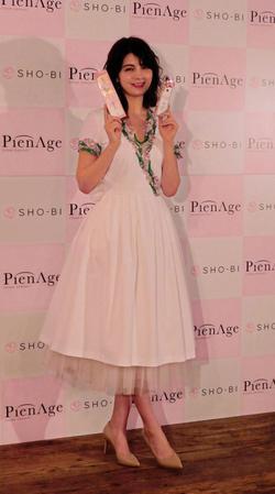 バービーをイメージした衣装で登場したマギー＝東京・南青山のライトボックススタジオ