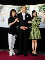 ドラマ「ＰＴＡグランパ２！」の試写会で会見した（左から）浅田美代子、松平健、安達祐実＝東京・渋谷のＮＨＫ