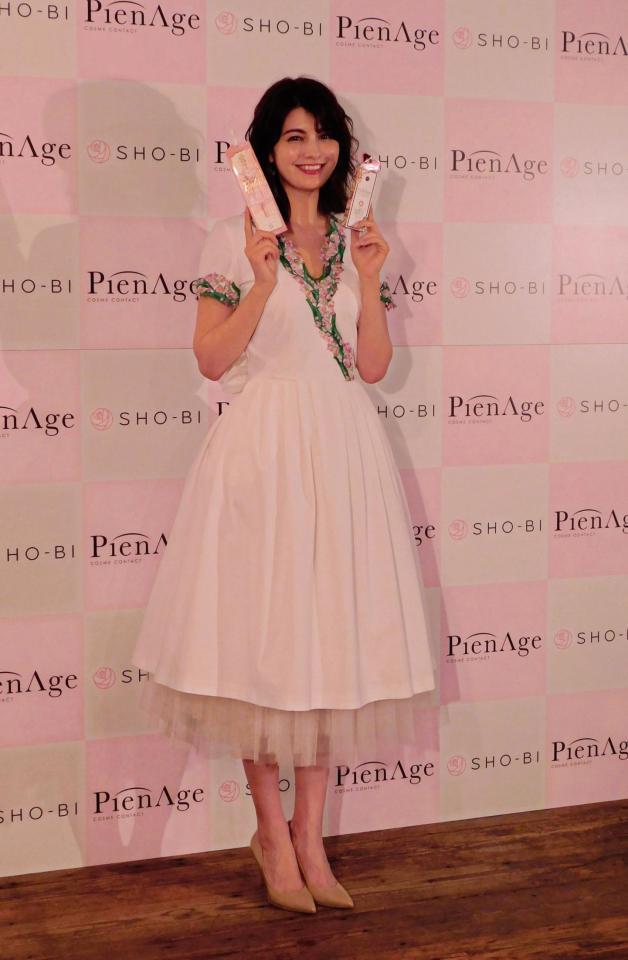 バービーをイメージした衣装で登場したマギー＝東京・南青山のライトボックススタジオ