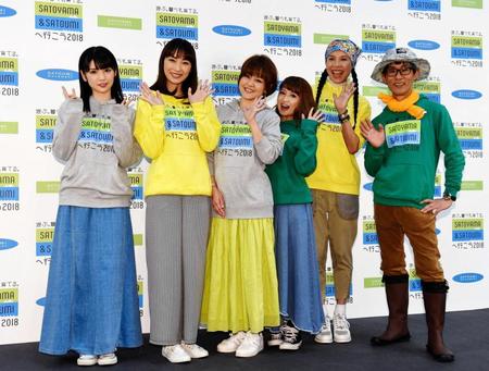 イベントに参加し笑顔で手を振る（左から）道重さゆみ、飯田圭織、中澤裕子、矢口真里、モデルの林マヤ、シャ乱Ｑのまこと