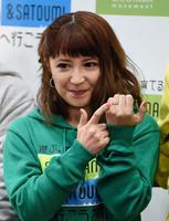 囲み取材で婚約指輪を指さし笑みを浮かべる矢口