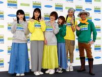 イベントに参加し笑顔で手を振る（左から）道重さゆみ、飯田圭織、中澤裕子、矢口真里、モデルの林マヤ、シャ乱Ｑのまこと