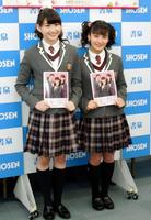 写真集「さくら学院　山出愛子・岡田愛・岡崎百々子　２０１８年３月　卒業」のお渡し会を行った岡崎百々子（左）、山出愛子＝東京・書泉ブックタワー