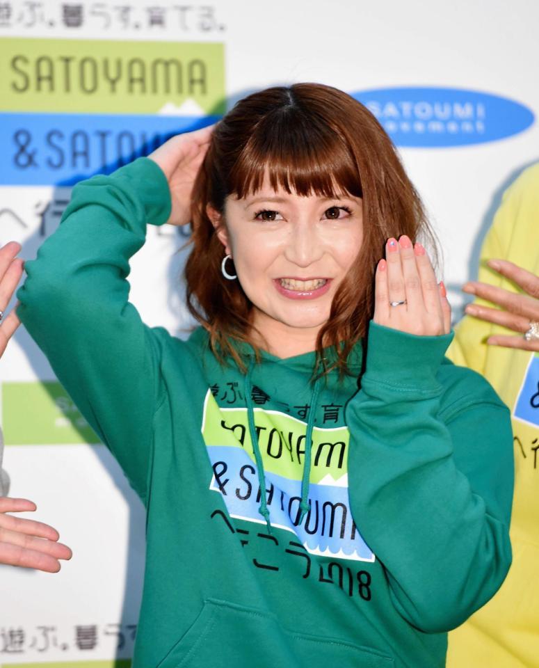 囲み取材で照れくさそうに婚約指輪を披露する矢口