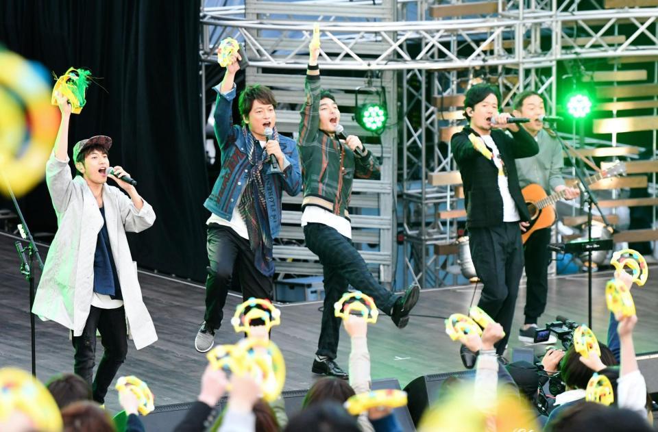 ゲリラライブをおこなう（左から）ゆず・北川悠仁、香取慎吾、草彅（なぎ）剛、稲垣吾郎、ゆず・岩沢厚治＝横浜市中区・大さん橋野外イベント広場