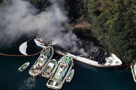 炎上から一夜明け、煙を上げる「光進丸」＝２日午前９時43分、静岡県西伊豆町（共同通信社ヘリから）