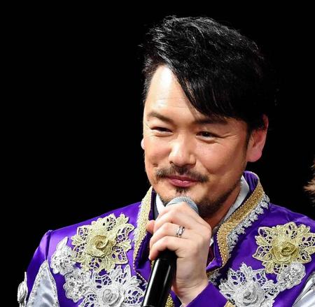 ＬｉＬｉＣｏとの結婚を発表し、取材に応じる純烈・小田井涼平＝都内