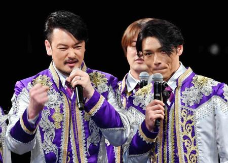 ＬｉＬｉＣｏとの結婚を発表し、取材に応じる純烈・小田井涼平（左）。左手薬指には指輪が付けられていた＝東京都江東区の１ｓｔＲＩＮＧ（撮影・中田匡峻）