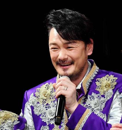 ＬｉＬｉＣｏとの結婚を発表し、取材に応じる純烈・小田井涼平＝都内