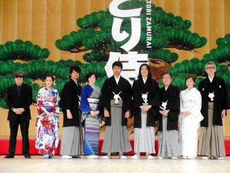 映画「のみとり侍」完成披露試写会に参加した（左から）鶴橋康夫監督、前田敦子、斎藤工、寺島しのぶ、阿部寛、豊川悦司、風間杜夫、大竹しのぶ、松重豊＝東京国際フォーラム