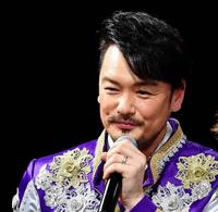 ＬｉＬｉＣｏとの結婚を発表し、取材に応じる純烈・小田井涼平＝都内