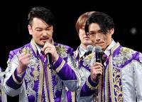 ＬｉＬｉＣｏとの結婚を発表し、取材に応じる純烈・小田井涼平（左）。左手薬指には指輪が付けられていた＝東京都江東区の１ｓｔＲＩＮＧ（撮影・中田匡峻）