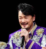 ＬｉＬｉＣｏとの結婚を発表し、取材に応じる純烈・小田井涼平＝都内