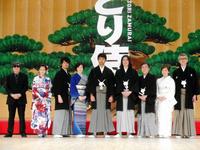 映画「のみとり侍」完成披露試写会に参加した（左から）鶴橋康夫監督、前田敦子、斎藤工、寺島しのぶ、阿部寛、豊川悦司、風間杜夫、大竹しのぶ、松重豊＝東京国際フォーラム