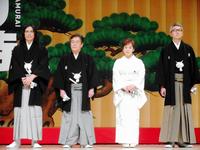 映画「のみとり侍」完成披露試写会に参加した（左から）豊川悦司、風間杜夫、大竹しのぶ、松重豊＝東京国際フォーラム