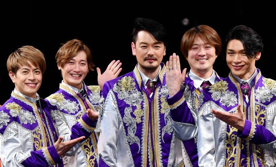 ＬｉＬｉＣｏとの結婚を発表し、左手の薬指に付けた指輪を見せる純烈・小田井涼平（中央）＝東京都江東区の１ｓｔＲＩＮＧ（撮影・中田匡峻）